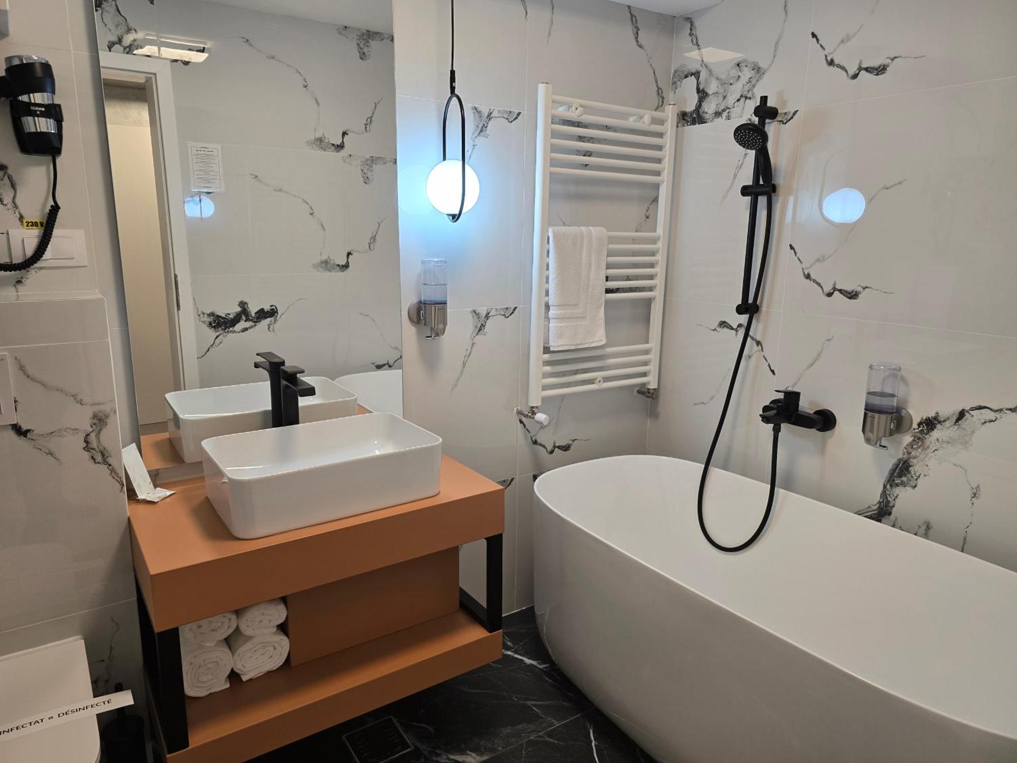 Monarc Boutique Aparthotel - Self Check-In Visan Экстерьер фото