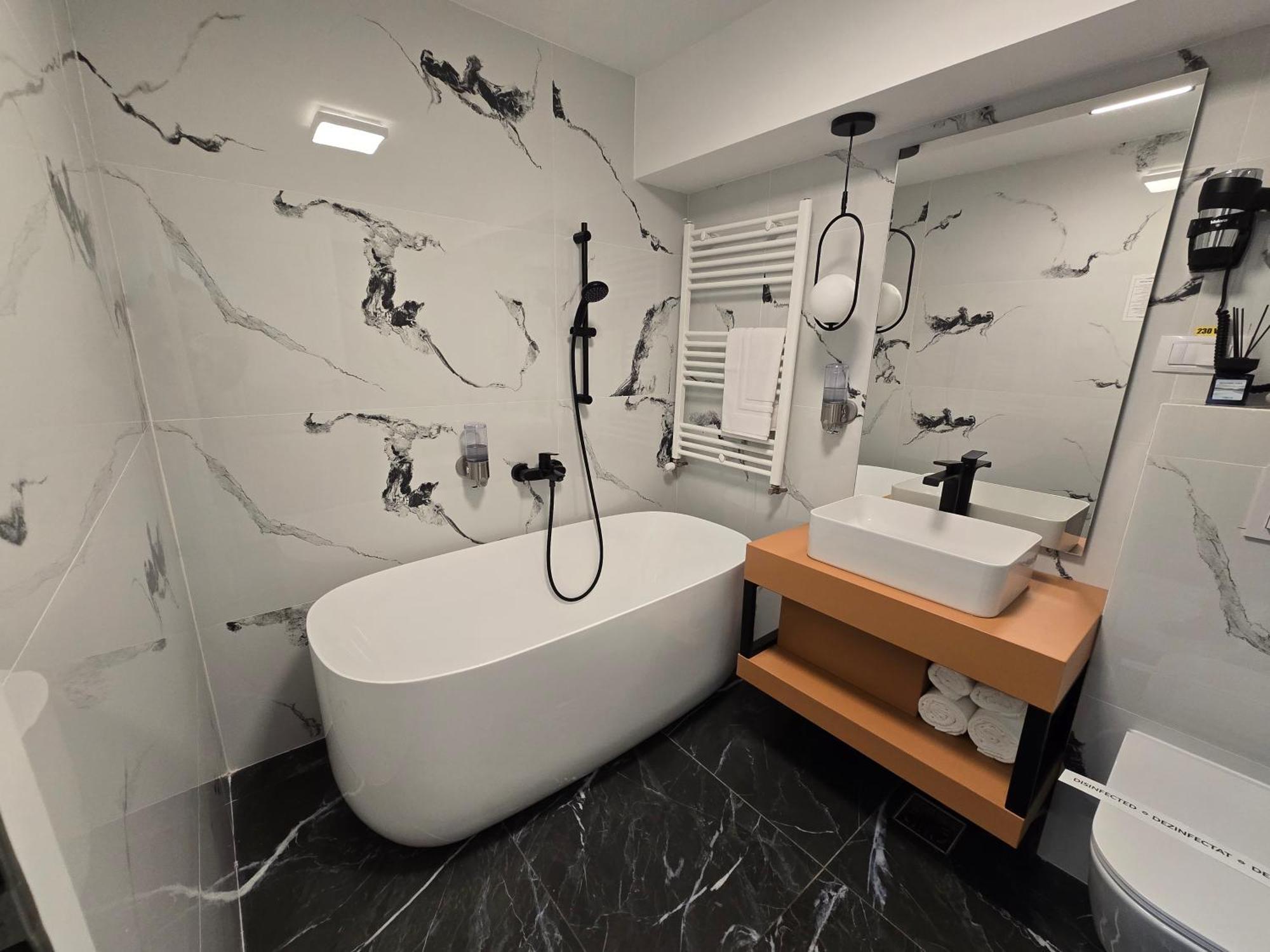 Monarc Boutique Aparthotel - Self Check-In Visan Экстерьер фото
